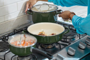 Persona cocinando en batería de cocina de la línea Healthy Cooking de Cinsa